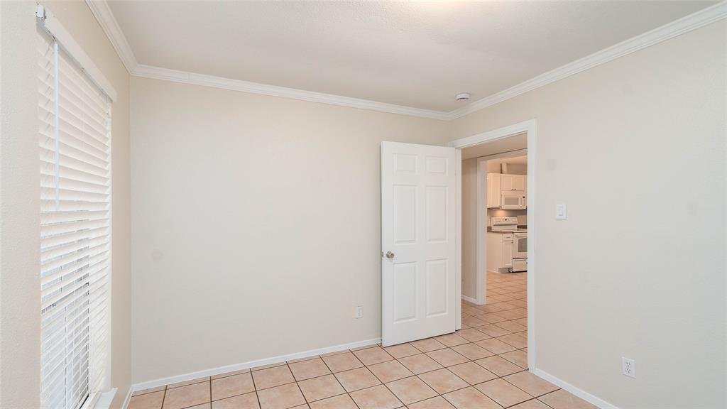 TRI-COUNTRY EST 1ST FIL ADDN BLOCK 8 LOT 8 - Residential