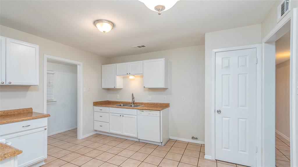 TRI-COUNTRY EST 1ST FIL ADDN BLOCK 8 LOT 8 - Residential