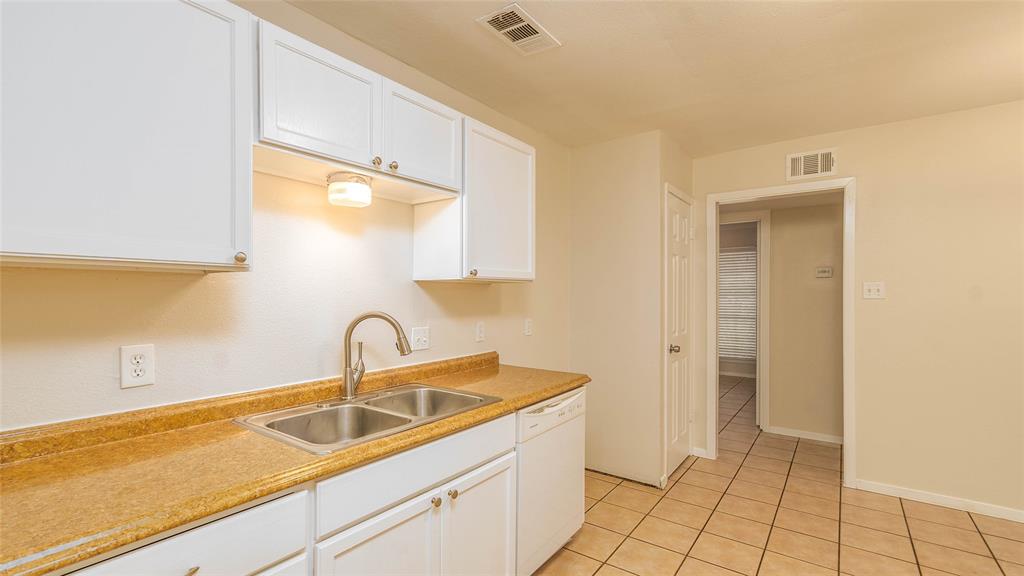 TRI-COUNTRY EST 1ST FIL ADDN BLOCK 8 LOT 8 - Residential