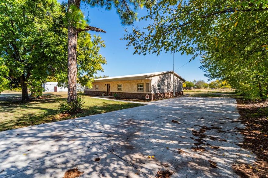 Come to the country and enjoy the peace and tranquility. This cute 3.2 is located on over a half acre lot outside the city limits.
This amazing home is steel framed with foam insulation and tankless water heater.
Large open concept great for entertaining , granite counter tops, farm sink, tons of beautiful shaker style cabinets with pull outs, enormous wood island that seats several people.
100X20 Workshop