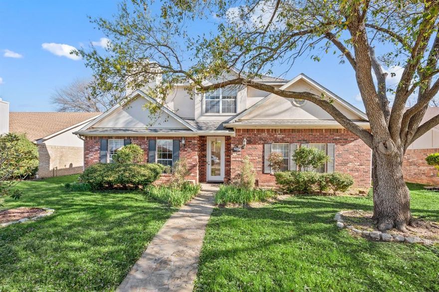A charming and spacious home in the heart of Flower Mound. A welcoming front yard ushers you into this darling two story. Ideal for company, it features four bedrooms, generous living and dining areas, a dedicated office, and a cozy breakfast nook. The back patio is perfect for a morning coffee, plenty of shade creates a peaceful retreat to take in the breeze or garden growth. Walking distance to nearby parks and walking trails.  Conveniently located just off Long Prairie Rd, 2828 Chelsea is minutes from the best that Flower Mound has to offer.