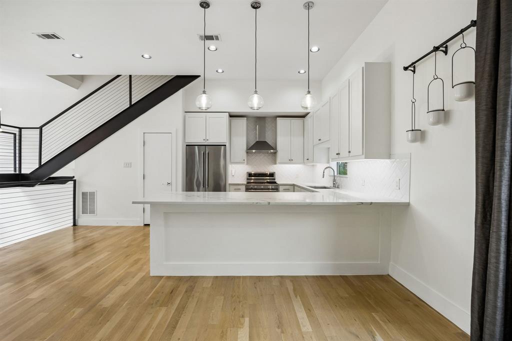 1851-1847 Summit Ave Condos - Residential