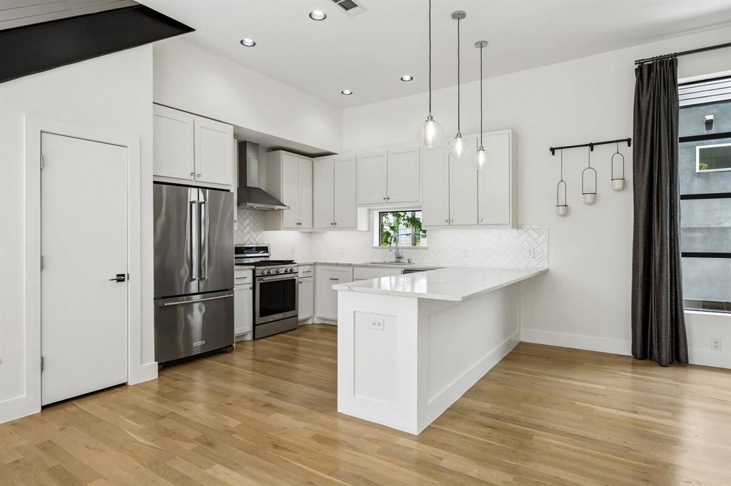 1851-1847 Summit Ave Condos - Residential