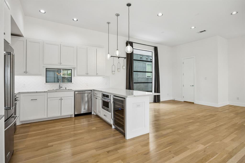 1851-1847 Summit Ave Condos - Residential