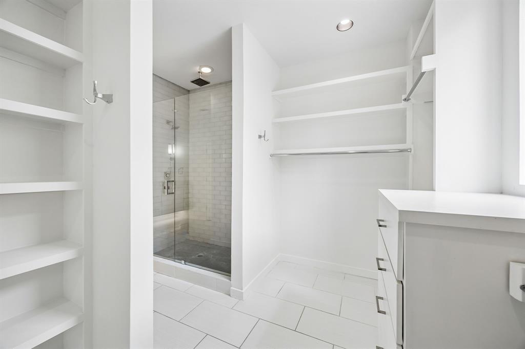 1851-1847 Summit Ave Condos - Residential