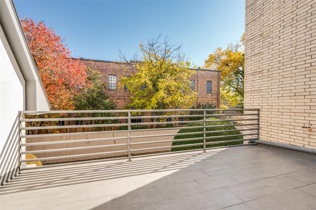 Gilbert Ave Twnhms Ph 01 - Residential