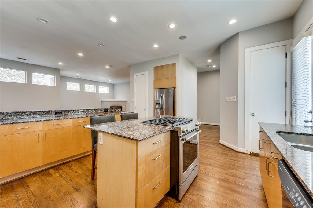 Gilbert Ave Twnhms Ph 01 - Residential