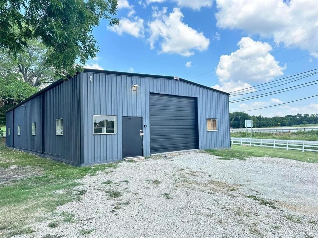 Photo of 606 US Highway 80 E, Sunnyvale, TX 75182 (MLS # 21175770)