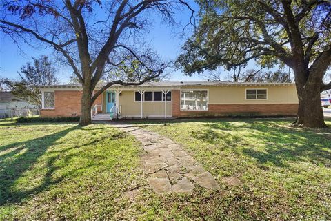 221 W 5th Street Springtown TX 76086