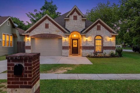 Photo of 502 Ritchey Street, Gainesville, TX 76240 (MLS # 21256055)
