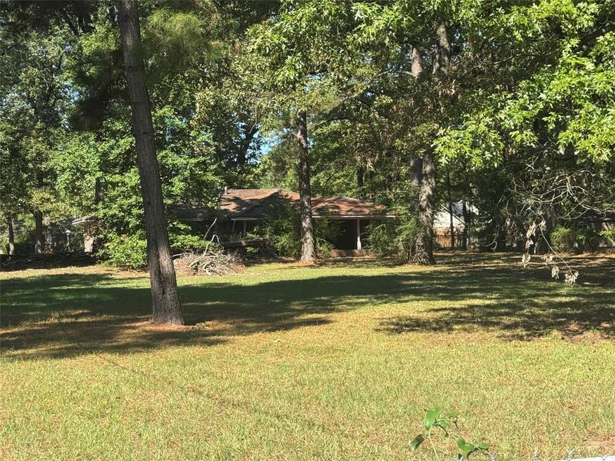 Very nice 1.4 acre lot in a quiet established neighborhood. Mature trees on the lot. There is a home on the lot that has no value. ENTER AT YOUR OWN RISK. lot is completely fenced.