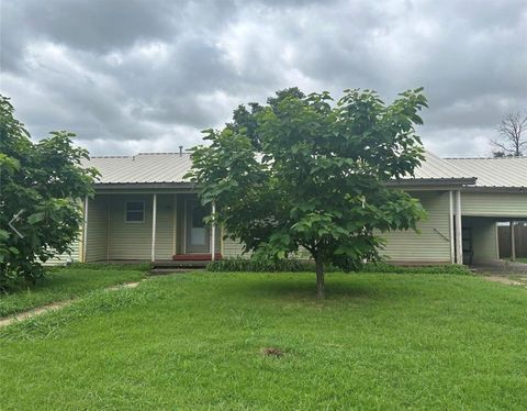Photo of 1015 W Hamilton St, Olney, TX 76374 (MLS # 21165291)