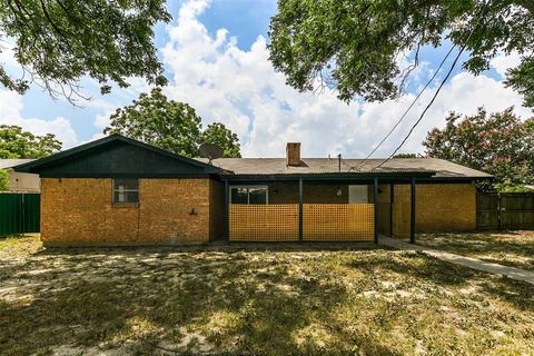 A home in Everman