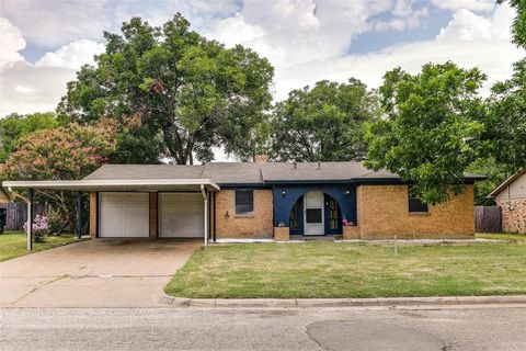 A home in Everman