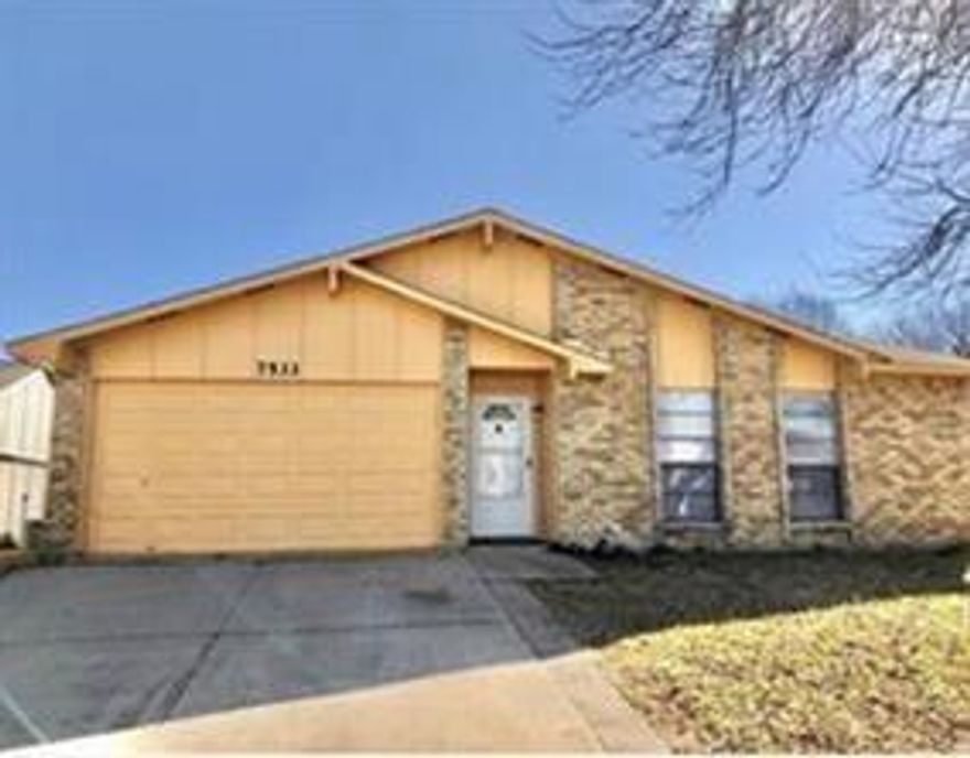 Investors welcome !  Charming Family Home in a Great Location!
Located in a desirable neighborhood with excellent schools, this spacious home offers 3 bedrooms, 2 bathrooms, and a 2-car garage. Enjoy plenty of room to relax and entertain perfect for family gatherings or a playroom. Laminatefloors and paint done in 2023

The open-concept kitchen creates a warm, inviting space for cooking and connection, while generous storage throughout keeps everything organized. Step outside to a large, fenced backyard with a wooden privacy fence, ideal for kids, pets, or outdoor entertaining.

Perfectly situated close to dining, shopping, and parks, this home combines comfort, convenience, and location—making it an excellent choice for families looking for space to grow!