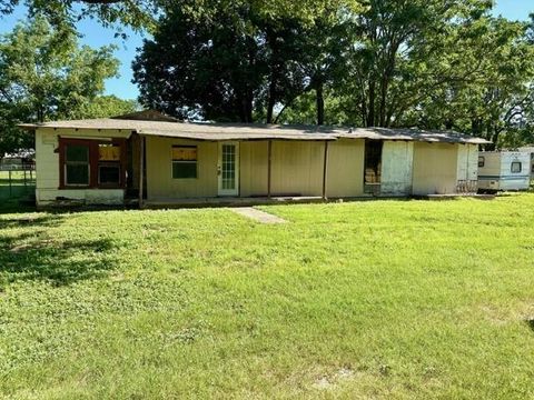 304 W Kentucky Street Chico TX 76431