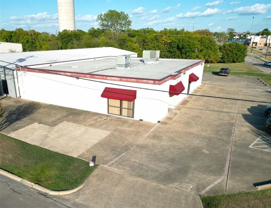 Located in Rowlett, Texas, just minutes from downtown and 39 minutes from Dallas Love Field, this 4,636-square-foot warehouse has been a cornerstone of the area’s evolution. Originally built in 1984 and renovated in 2010, it has transformed into a thriving hub for local businesses. With a 10-foot clear height, 16-foot building height, and one drive-in door, it offers versatility and potential. As Rowlett continues to grow, this warehouse stands ready to support the next wave of entrepreneurs and visionaries, offering a prime location for success in a rapidly evolving community.