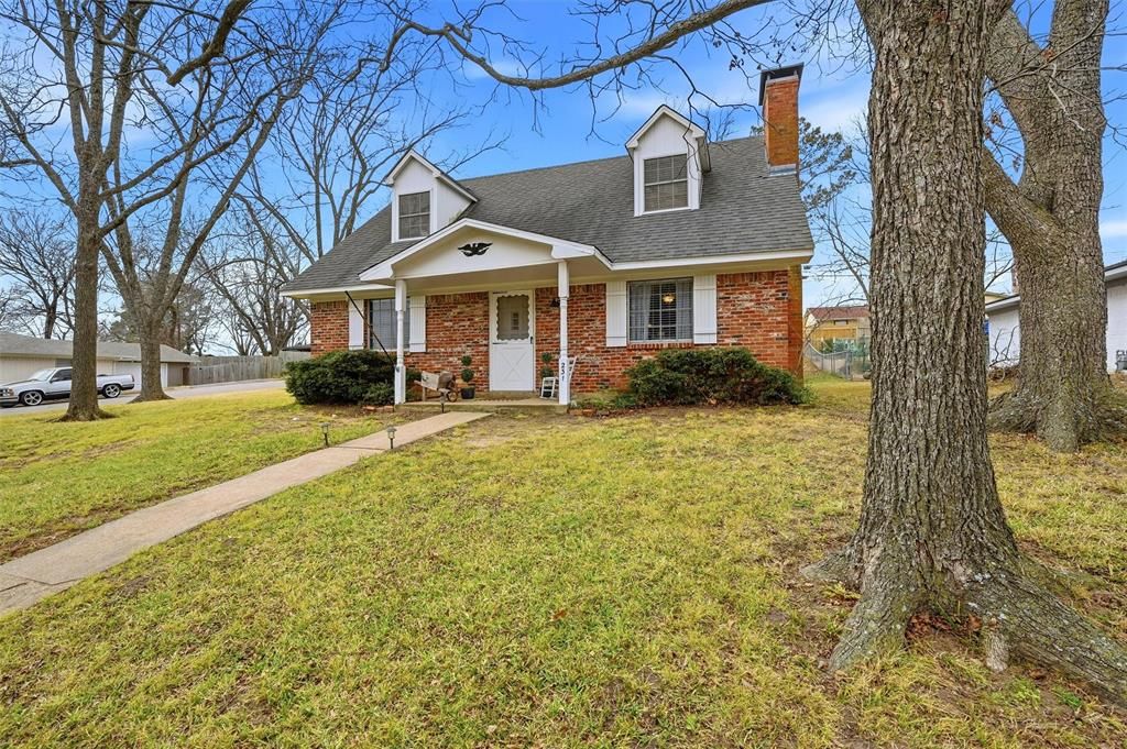 Photo of 231 Ross Avenue, Denison, TX 75020 (MLS # 21162407)