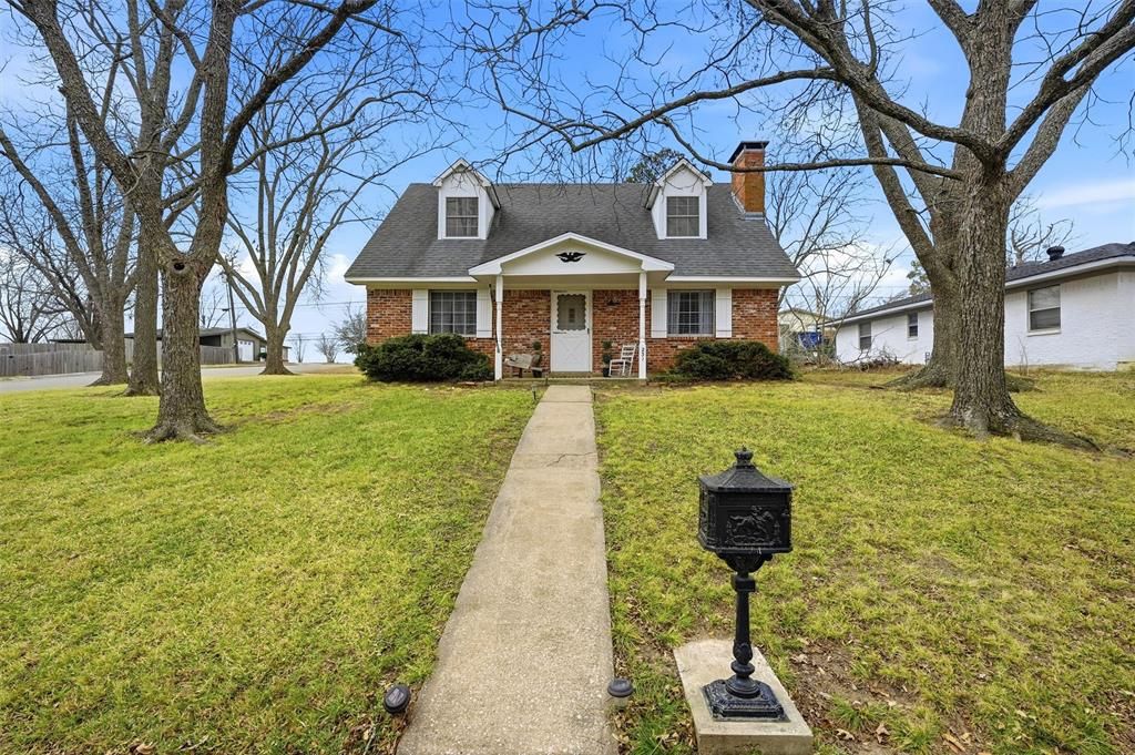 Photo of 231 Ross Avenue, Denison, TX 75020 (MLS # 21162407)