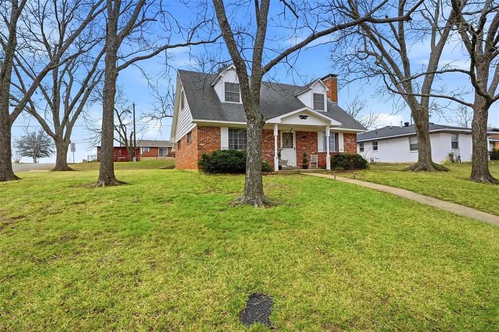 Photo of 231 Ross Avenue, Denison, TX 75020 (MLS # 21162407)