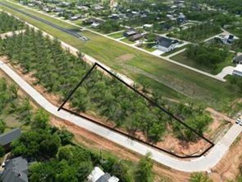 907 E Landings Drive Granbury TX 76049