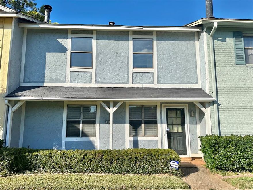 Nestled in the heart of Shreveport, this delightful 3-bedroom, 2 and a half bathroom townhome offers an inviting blend of comfort and accessibility. 
Step inside to find a spacious and airy living room, perfect for relaxing or entertaining guests. The home features a well-equipped kitchen and dining area with generous countertops and plenty of cabinet space . The primary suite complete with an en-suite bathroom, ensuring a private retreat at the end of a long day. Two additional bedrooms provide flexibility, whether you're looking for guest rooms, a home office, or creative space. The second bathroom is conveniently located between the 2 spare bedrooms. With close proximity to shopping, dining, LSUS and recreational facilities, enjoyment and convenience are right at your doorstep.