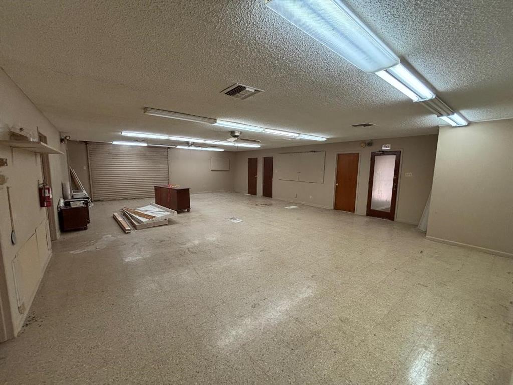 COLLEGE - Commercial Sale