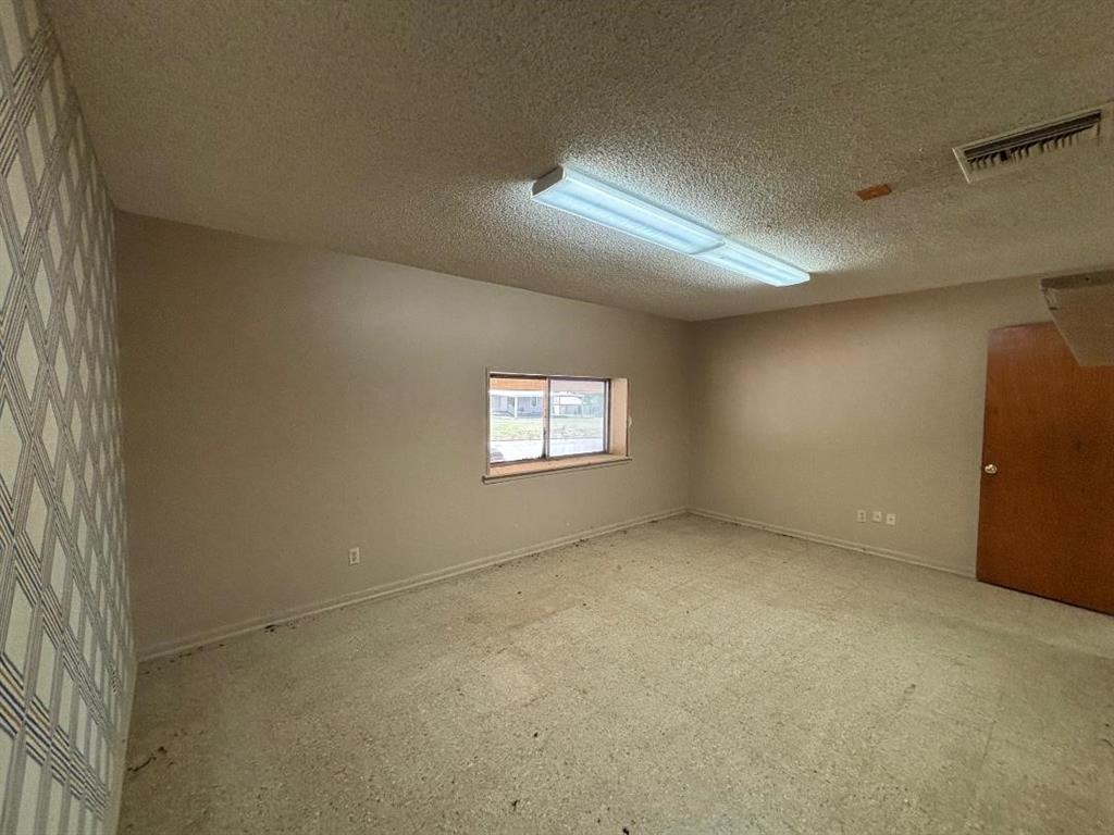 COLLEGE - Commercial Sale