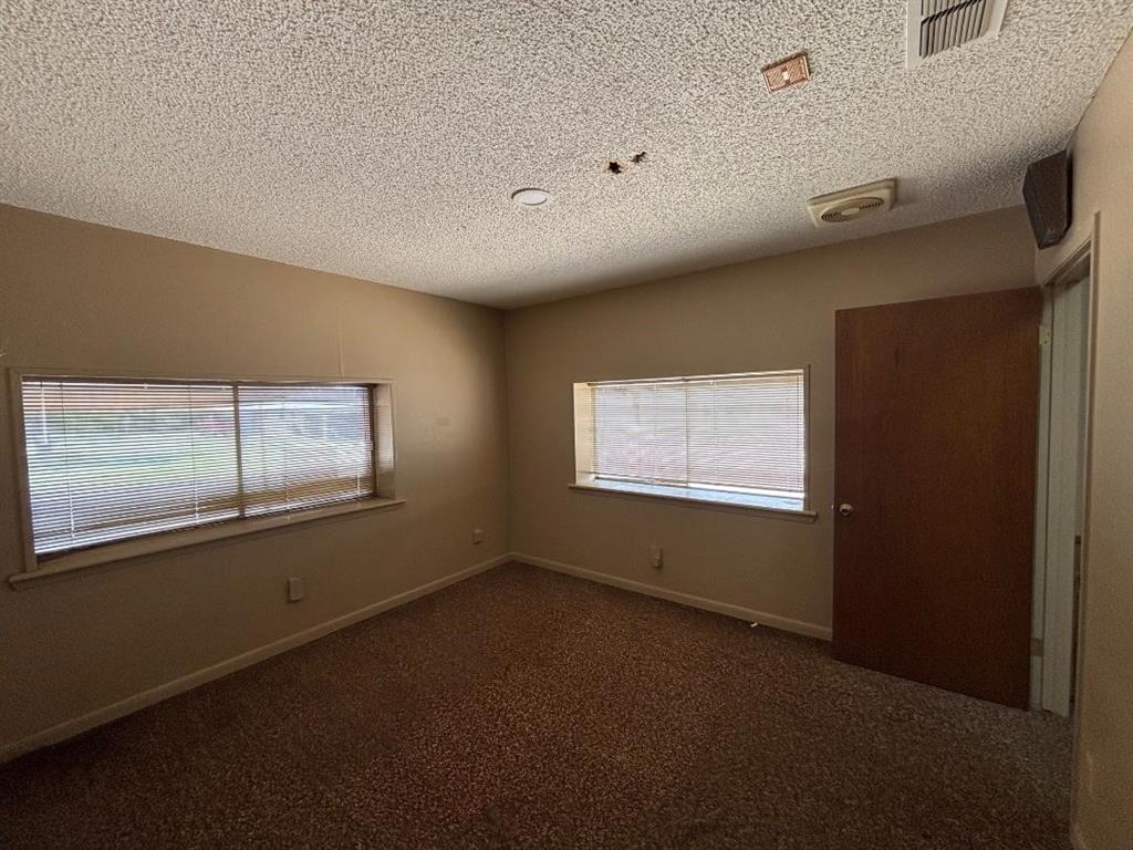 COLLEGE - Commercial Sale