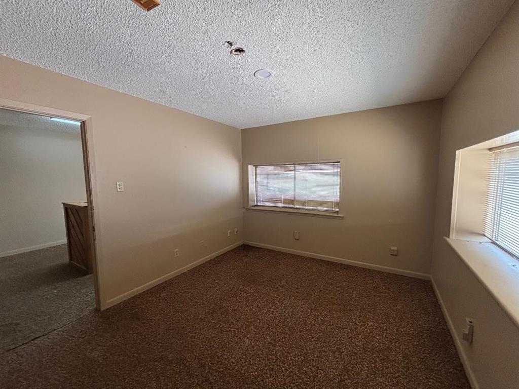 COLLEGE - Commercial Sale