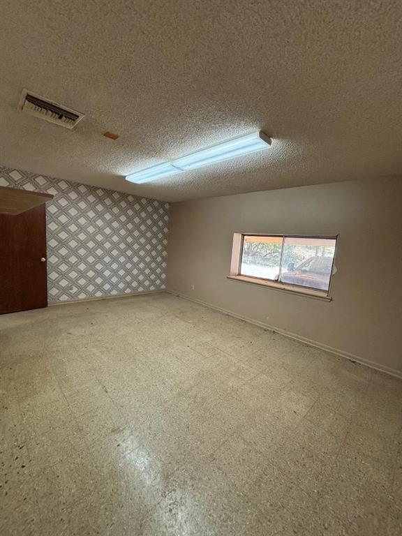 COLLEGE - Commercial Sale