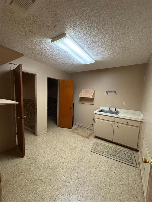 COLLEGE - Commercial Sale