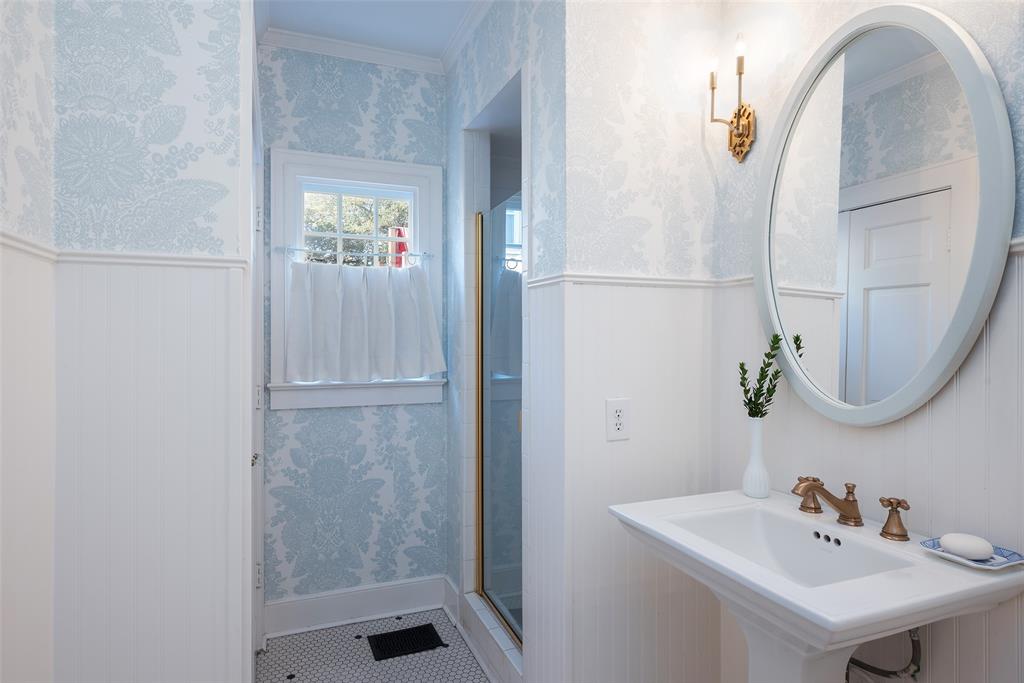 DR F J HALLS SUBD - Residential