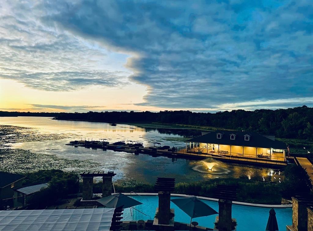 Cascades Lake Towers - Residential