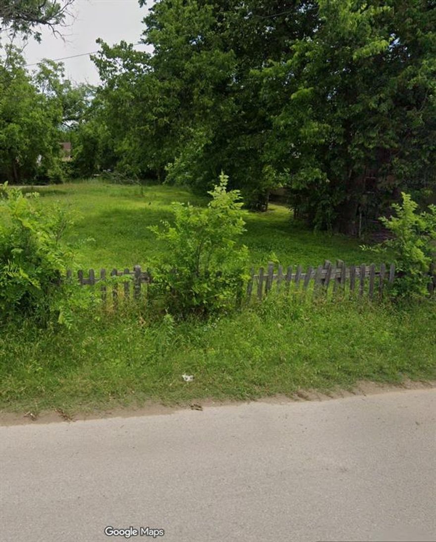 Lot to build your perfect home on! Conveniently located close to downtown Cleburne and HWY 67 for an easy commute to FTW or Burleson or shopping in the newly revitalized downtown Cleburne area!