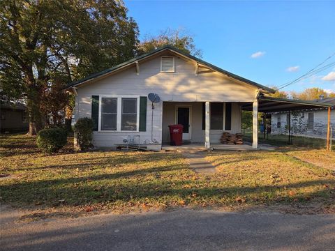 Photo of 809 W Third Street, Clarksville, TX 75426 (MLS # 21113411)