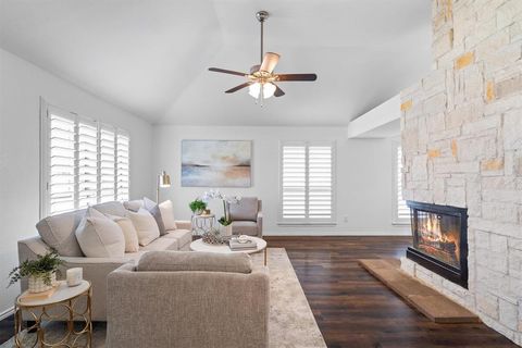 Photo of 1601 Autumn Breeze Lane, Lewisville, TX 75077 (MLS # 21125839)