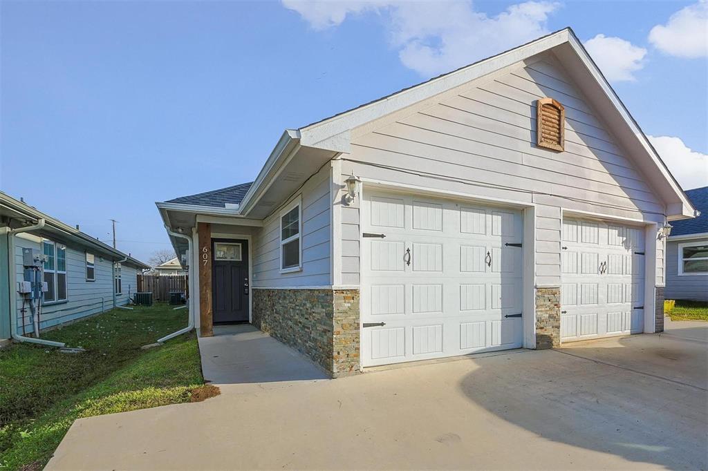 Photo 1 of 21 — 607 E Carter Street 609, Sherman, TX 75090