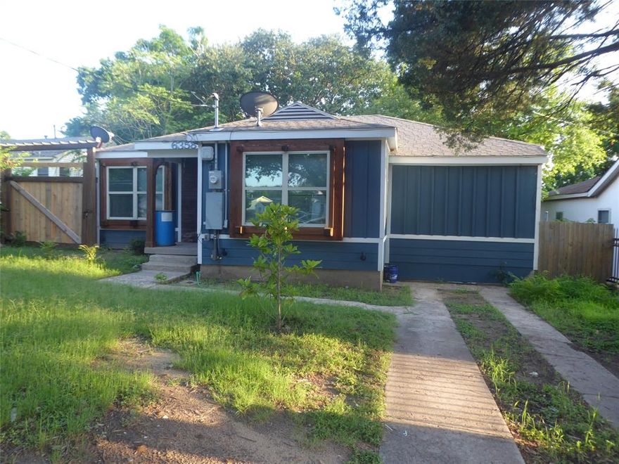 This charming, 3 bed, 1 bath property lies in a wonderful neighborhood close to downtown Dallas. Property has been recently updated and remodeled, and is move-in ready for a family. There is a well-sized, fenced-in backyard that is perfect for outdoor activities. This house is a great find for any home buyers, for those wanting to be in Dallas, and any family that has kids or pets.