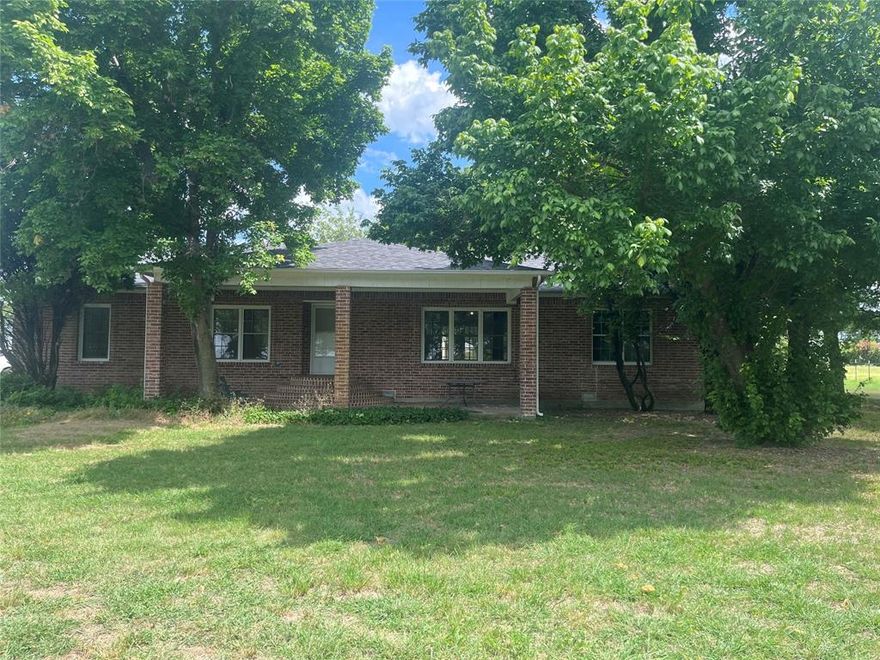 Rental Property in the countryside! This quaint 3 bed, 2 bath, 2 car garage house is available for immediate move-in, complete with backyard in-ground pool. Home has 2 dining areas with a separate bar for entertaining.