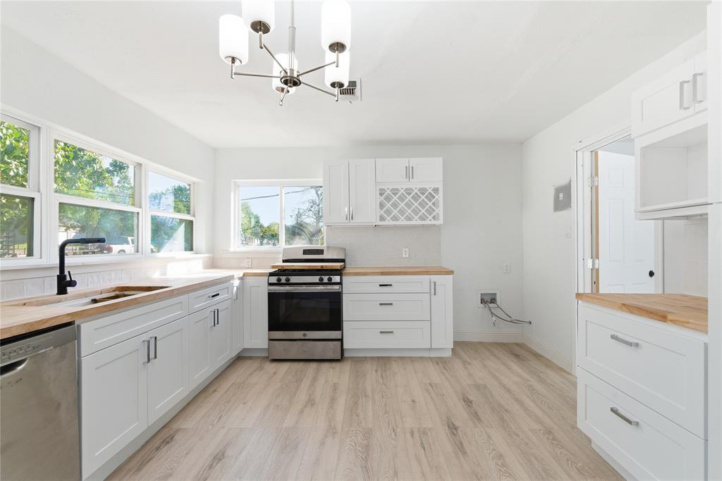 3229 Meadow Oaks Drive