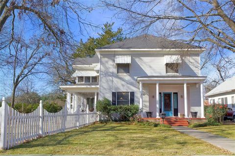 Photo of 213 CLEMENTS, Gainesville, TX 76240 (MLS # 21159157)