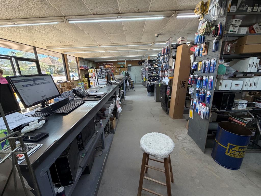 Debard - Commercial Sale