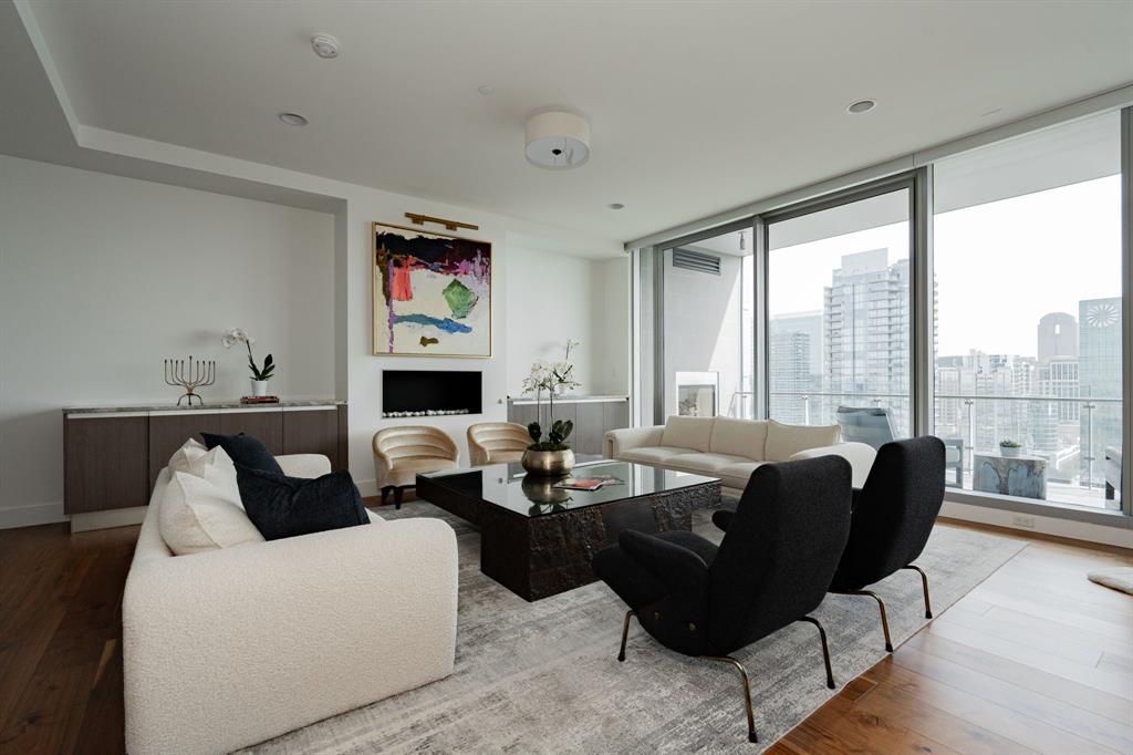 3130 N Harwood Street 2006