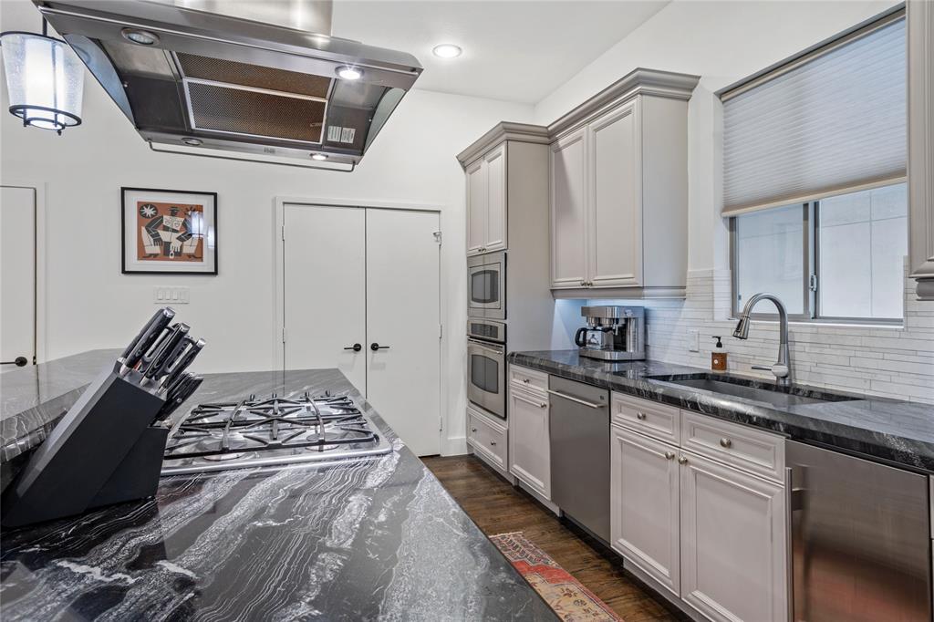 Sundance Row At State Thomas 02 - Residential