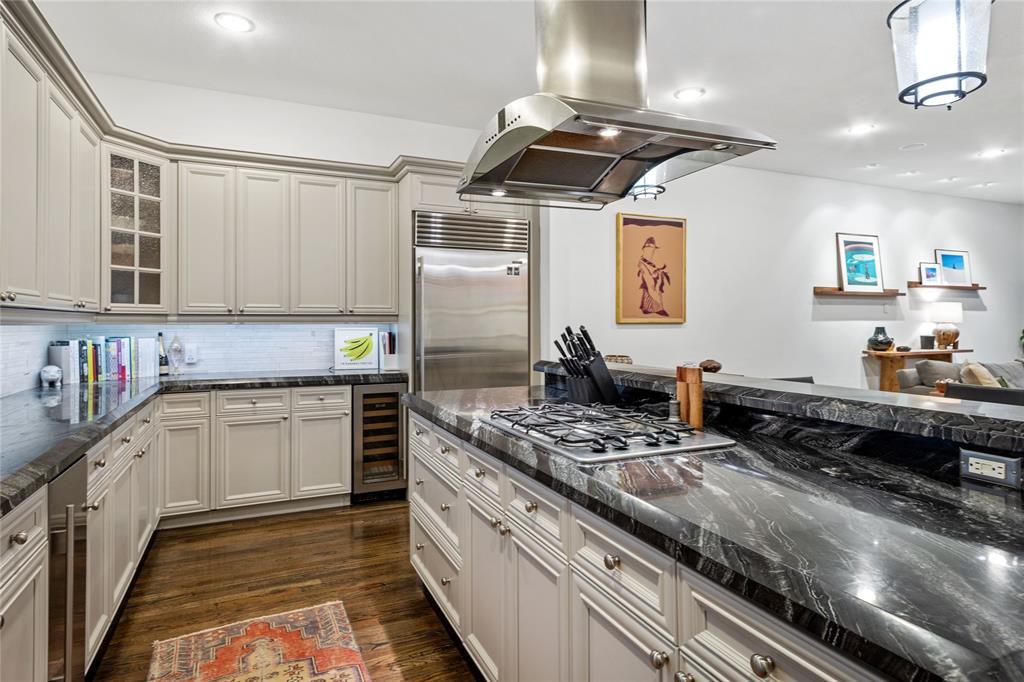 Sundance Row At State Thomas 02 - Residential