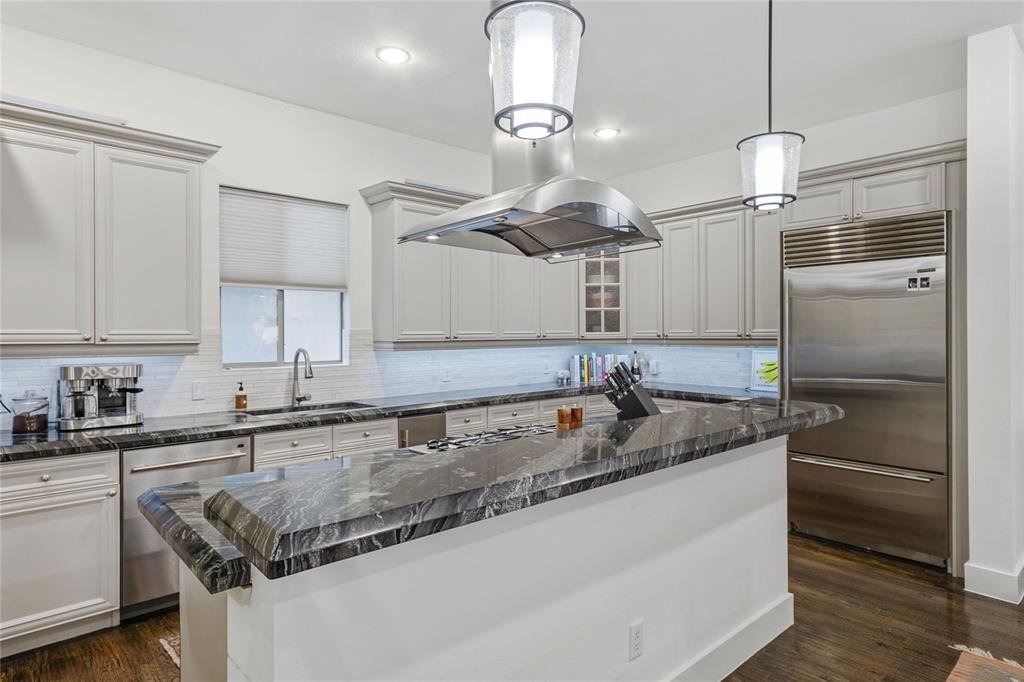 Sundance Row At State Thomas 02 - Residential