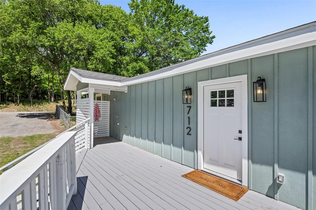 712 W Lake Drive