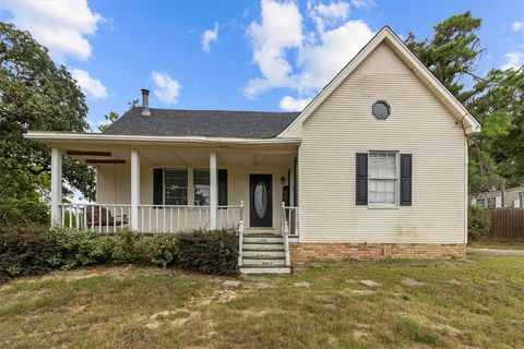 A home in Lindale