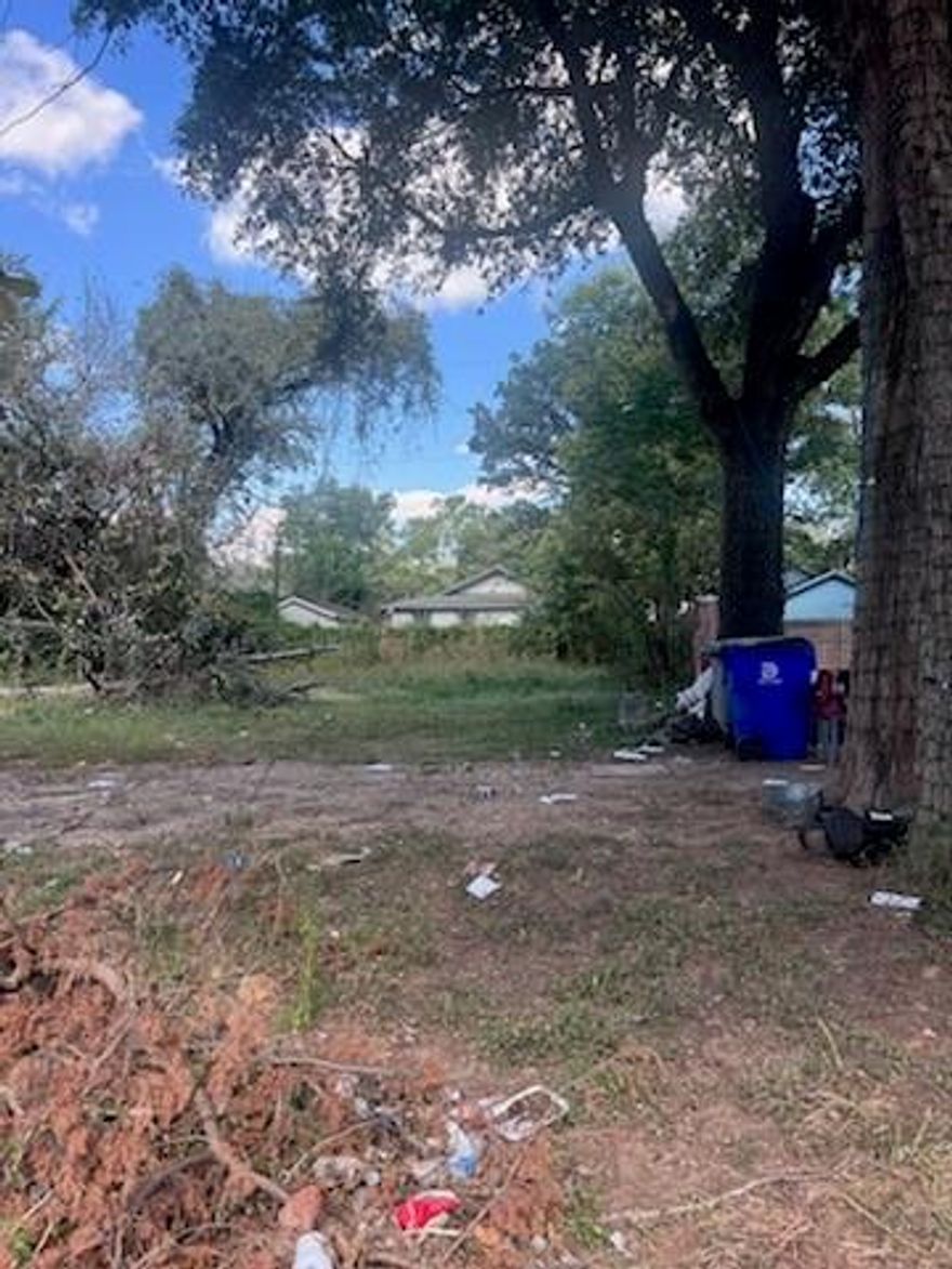 THIS INTERIOR LOT IS PERFECT FOR YOUR NEW BUILD PROJECT.  UTILITIES ARE READY AND IN PLACE!  THIS UP-AND-COMING AREA IS NEAR DOWNTOWN DALLAS, BISHOP ARTS DISTRICT, DALLAS ZOO AND TOO MANY ATTRACTIONS TO NAME.  THIS LOT WILL NOT LAST LONG!
COME AND VIEW IT TODAY!